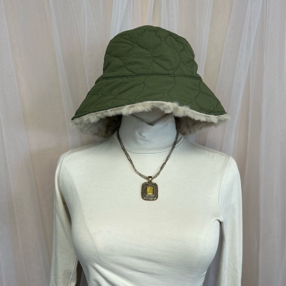 Reversible bucket hat with khaki green quilted material and faux wool - Picture 1 of 6